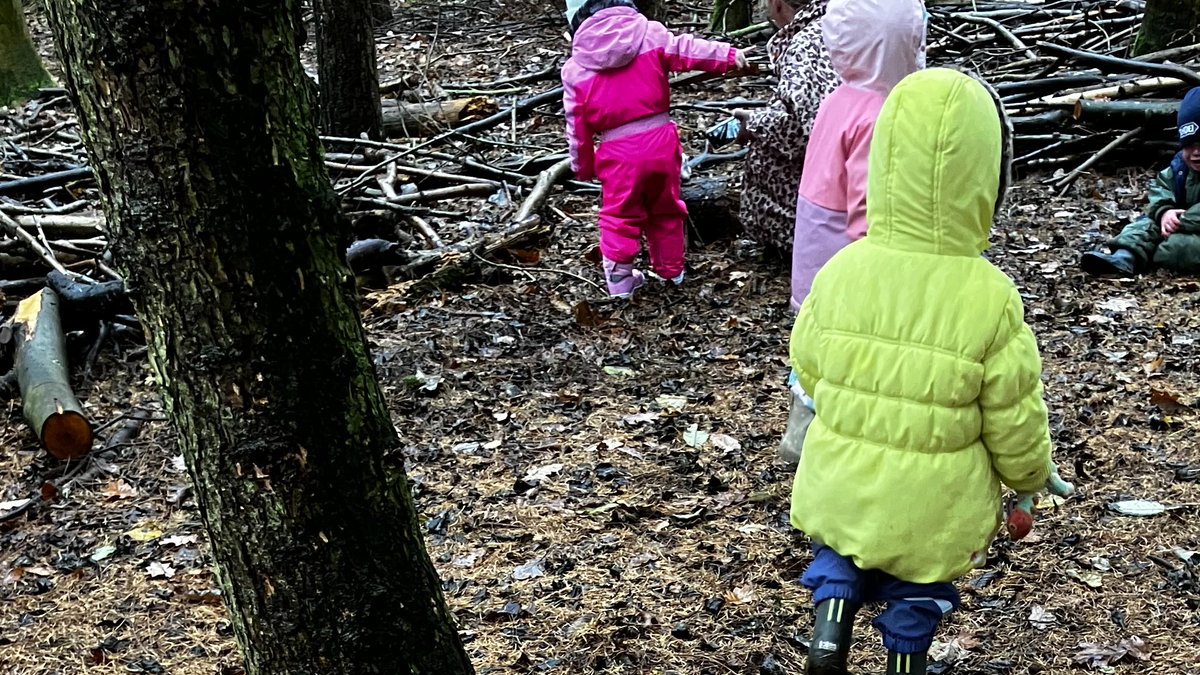 RoslistonEnvEd's tweet image. Last week the Saplings made mini shelters to protect small animals from all the rain! Join Saplings preschool Weds 10.30-11.30 am for fun in our wood & play in our sheltered area. £6 per child. Discounts for siblings & childminders. More info: rosliston@southderbyshire.gov.uk