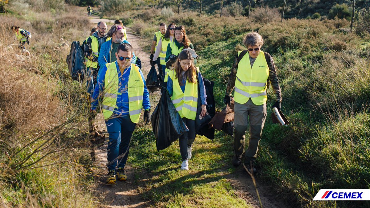 CemexEspana's tweet photo. Más de 20 compañeros de Cemex y vecinos de Morata de Jalón participaron en una batida de limpieza en el entorno del municipio, con la colaboración del Ayuntamiento @MorataJalon, @SEO_BirdLife y @SaicaGroup_es.

#1m2 #LIBERA @ecoembes https://t.co/LT5Ne5P3sc