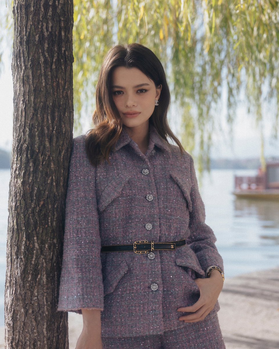 bazaarthailand's tweet photo. #BAZAARFlash เดินทางถึงเมืองหางโจวเป็นที่เรียบร้อยเเล้วกับเซเลบริตี้ชาวไทยอย่างหมาก ปริญ, มิว นิษฐา เเละเบคกี้ รีเบคก้า เพื่อเตรียมตัวรับชมโชว์จาก CHANEL คอลเลกชั่น Métiers d’Art 2024/25 ซึ่งจะเกิดขึ้นในวันพรุ่งนี้เวลา 20:00 (ตามเวลาประเทศไทย)

#CHANELMetiersdart
#BAZAARThailand https://t.co/xu1jEtZLmo