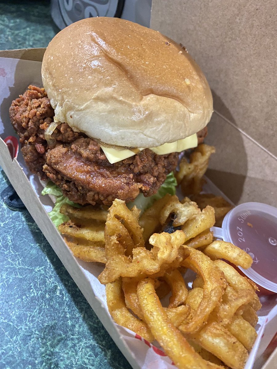 helliesshisha's tweet photo. Bismillah.

Crisp Hellburg by Hellies's Kitchen 
OPEN ORDER !
📍 KOTA KEMUNING / SHAH ALAM AREA
Delivery by Us/Lalamove

RM12.90/set
Burger with crispy CHICKENCHOP patty, crunchy salads, sweet buttered Holland's Jam, creamy mayonise and sidekick of Curly Fries with Life's sauce. https://t.co/G688Ro0zkN