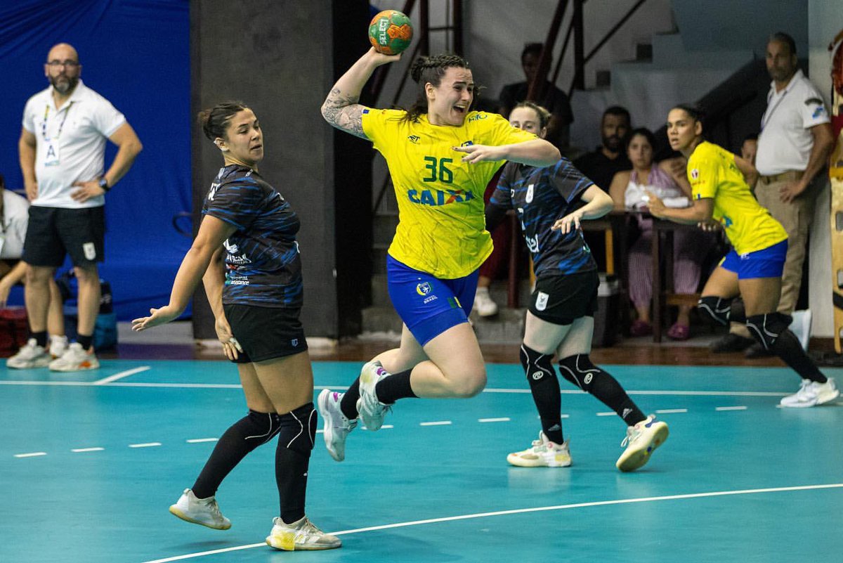 IberdrolaDHF's tweet photo. 👏 ¡La pivote brasileña Marcela Arounian, de @BmAulaCultural, fue elegida la Mejor Pivote del #HandballSCASenior y la mejor jugadora de la jornada final!

🇧🇷 ¡Su selección se proclamó campeona de la competición!

🔝 ¡𝑷𝒂𝒓𝒂𝒃𝒆́𝒏𝒔, @maarounian!

#SheLovesHandball #Balonmano https://t.co/GsYplRsh1Y