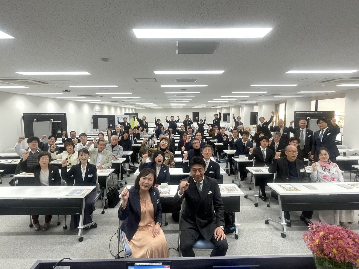 今年1月に入会した鈴鹿市倫理法人会。9月からは運営委員になった。毎週土曜日朝4時半に現地に行き、6時から講話。沢山の経営者様と繋がり学ぶ事だらけの日々。先月はアトレチコ鈴鹿の斉藤オーナーとお繋ぎさせて頂いた。汗かき役、黒子役。現役の時と変わらない自分の武器。人と人を繋ぐ人でありたい。