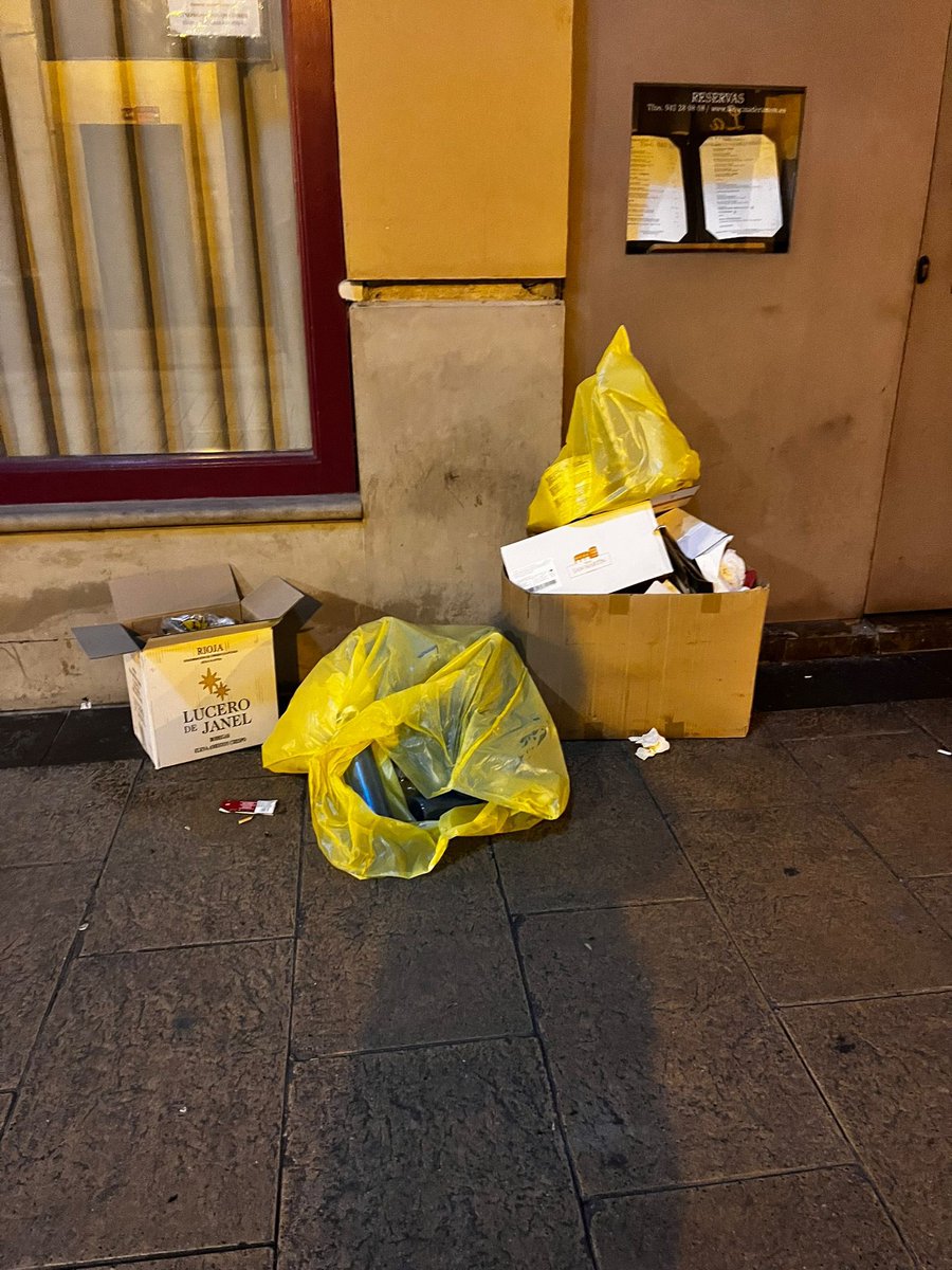 RocioconR's tweet photo. Sres del @AytoLogrono, cuando vayan a eventos privados, @conrado_escobar @jlopezalo invitados por la hostelería, como el de la semana pasada, podrían informar de q las bolsas de basura las tienen q dejar cerradas. 

Las ratas no necesitan meterse en ellas para campar a sus anchas https://t.co/XOqrczRktr