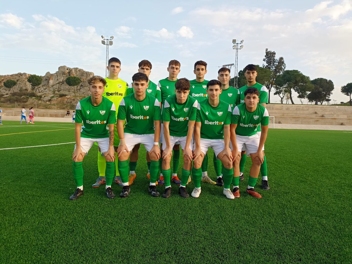 CDSantaAmalia's tweet photo. 💪🏽🟢 Nueva victoria de nuestro equipo juvenil en “La Mesta” por 2-1 🆚 @arroyo_cp 

⚽️Izan ⚽️Cristian 

👏🏽 Agradecer a @Iberitos por las equipaciones de juego, además de sus ricos surtidos para nuestras rifas. 👏🏽

💚La suma de todos💚 https://t.co/eF05dBG5bG