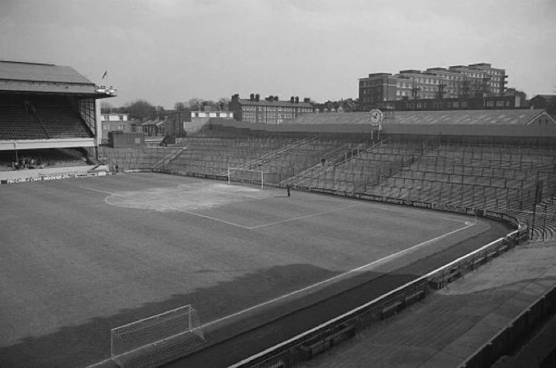 Unitedfans2023's tweet image. The Clock End at Highbury.
Many Manchester United fans will remember standing/sitting in the Clock End.
Arsenal like many other clubs have moved to a new stadium.
The new stadium is bigger but is the atmosphere any better?
#MUFC #ClockEnd