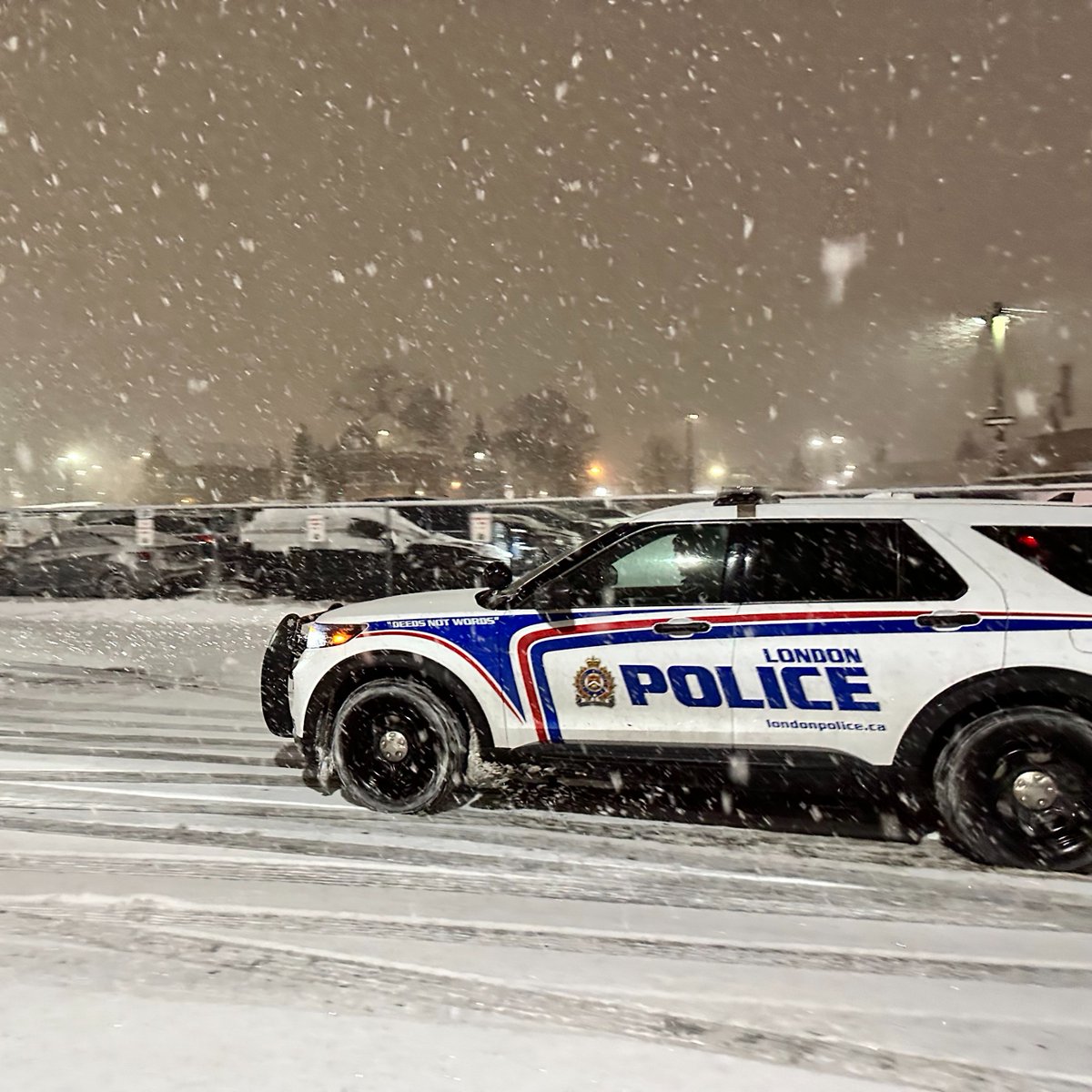 London is currently under a snow squall warning. According to Environment Canada, a major snowstorm is expected, with 30-50 cm of snow possible. ❄️ Limit travel if you can, have a full gas tank, and keep a well-stocked emergency kit in your vehicle just in case. Remember, safety
