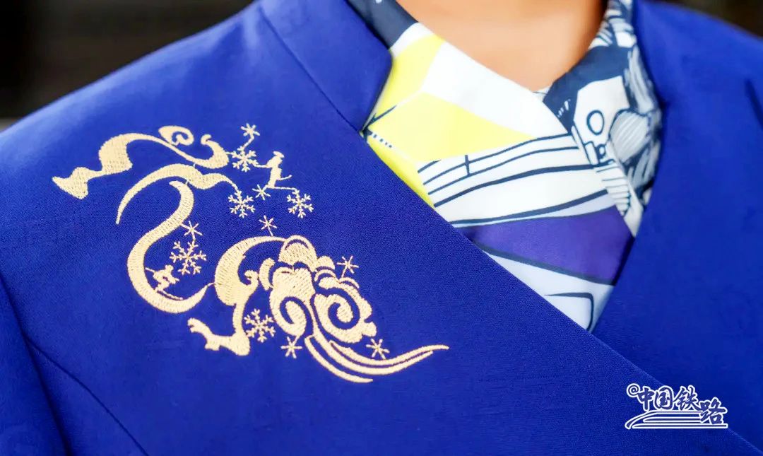 ChinaRailways's tweet image. New uniforms revealed for the 9th Asian Winter Games! Harbin is ready to host, with CR-Harbin ensuring smooth transportation. The blue uniforms, featuring snowflakes and skiing motifs, capture the winter magic. #ChinaRailway #RailwayTime