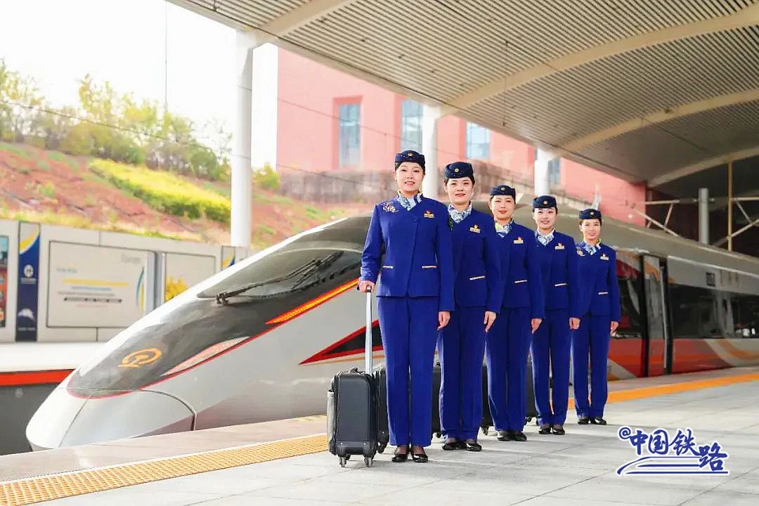 ChinaRailways's tweet image. New uniforms revealed for the 9th Asian Winter Games! Harbin is ready to host, with CR-Harbin ensuring smooth transportation. The blue uniforms, featuring snowflakes and skiing motifs, capture the winter magic. #ChinaRailway #RailwayTime