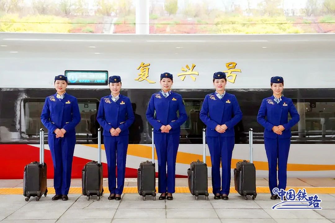 ChinaRailways's tweet image. New uniforms revealed for the 9th Asian Winter Games! Harbin is ready to host, with CR-Harbin ensuring smooth transportation. The blue uniforms, featuring snowflakes and skiing motifs, capture the winter magic. #ChinaRailway #RailwayTime