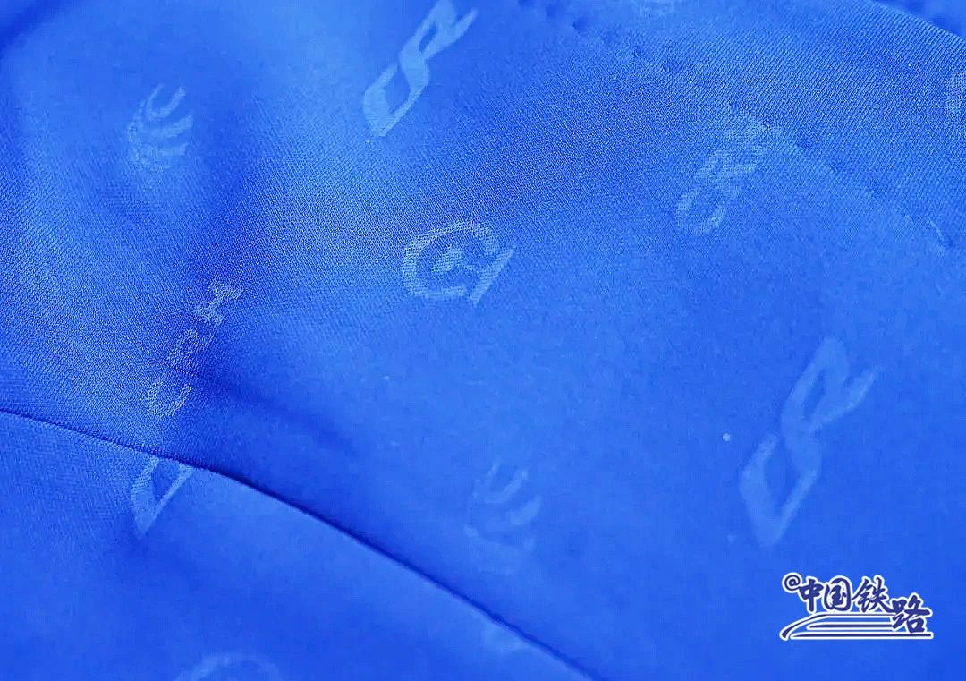 ChinaRailways's tweet image. New uniforms revealed for the 9th Asian Winter Games! Harbin is ready to host, with CR-Harbin ensuring smooth transportation. The blue uniforms, featuring snowflakes and skiing motifs, capture the winter magic. #ChinaRailway #RailwayTime