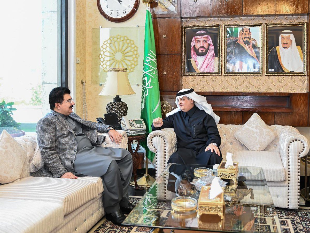 KSAembassyPK's tweet photo. #إسلام_آباد إستقبل سعادة سفير #خادم_الحرمين_الشريفين لدى #باكستان الأستاذ/ نواف المالكي معالي رئيس مجلس الشيوخ الباكستاني السابق السيد/ محمد صادق سنجراني، حيثُ جرى خلال اللقاء تبادل الأحاديث الودية وبحث المواضيع ذات الاهتمام المشترك. https://t.co/qfVW68cmG8