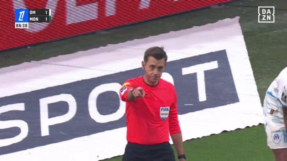 Johan_OhJeune's tweet image. J’avais jamais vu un arbitre aussi dégoûté de respecter les règles. 🤣

#OMASM #TeamOM