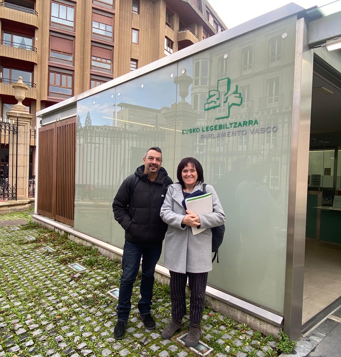 🟢La normativa actual no satisface los deseos y las necesidades de las comunidades escolares. Desde Gure platera, gure aukera estamos dispuestas a trabajar conjuntamente por un nuevo modelo y hoy hemos venido al Parlamento para dejarlo claro.

📲legebiltzarra.eus/portal/es/emis…