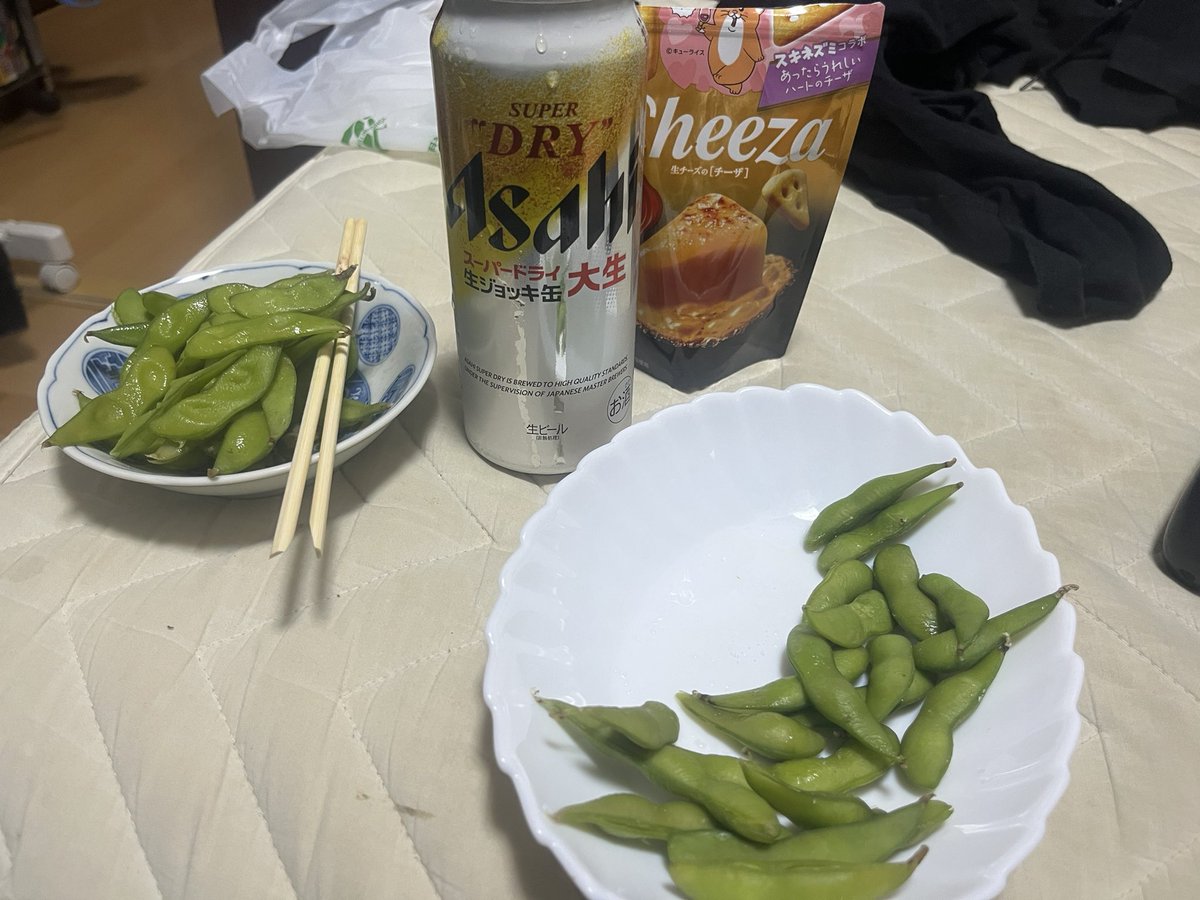 SaXias8556's tweet photo. 枝豆って最初悩むけど
いざ食ってみるといつの間にか止まらなくなるんだよな〜
これにビールはやっぱ鉄板なのか（感心）
 #晩酌 #おつまみ #枝豆 #Cheeza 
 #ビール #アサヒスーパードライ https://t.co/GKi5T9GjXf
