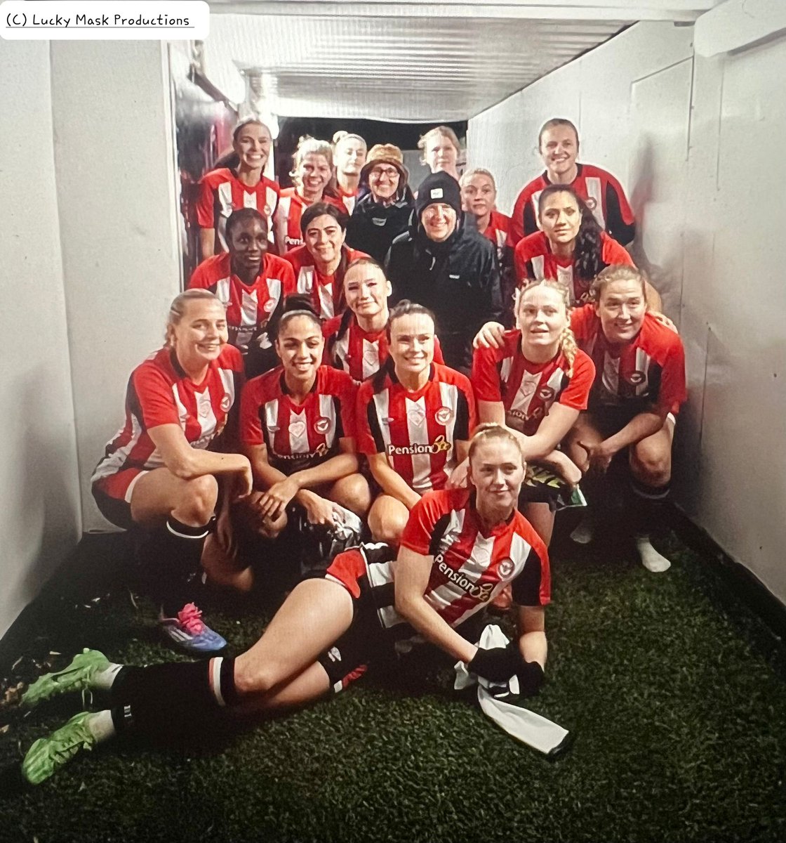 <a href="/BrentfordFCW/">Brentford FC Women</a> team photo with 2 #USA
<a href="/weareangelcity/">Angel City FC</a> supporters #WeAreAngelCity at #BrentfordFCW v <a href="/SLBenficaFCW/">Sport London e Benfica Women</a> 
photo #LuckyMaskProductions