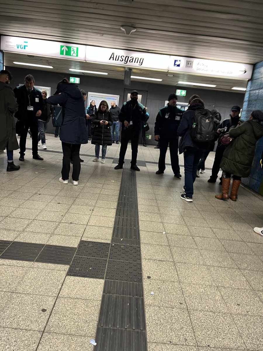 Freundliche Fahrkartenkontrollen des #VgfAnDerSeckbacherLandstraßeHeuteMittag. Weil wir Bürgerinnen und Bürgern diese bedrohlichen Kontrollen scheinbar brauchen?! ich finde das nicht gut, unsere Gesellschaft die Kontrollen immer größer werden