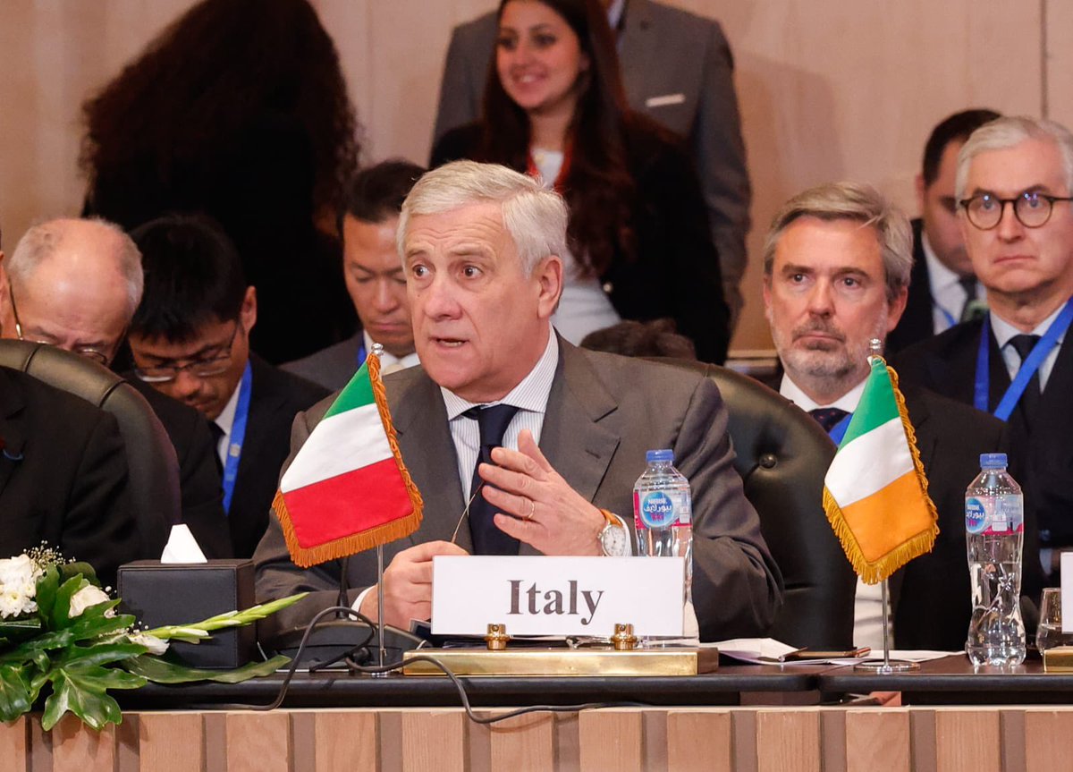 Antonio_Tajani's tweet photo. Oggi a #IlCairo riunione dei Min. degli Esteri per far fronte alla crisi umanitaria a #Gaza. 
L’Italia continua a lavorare per un cessate il fuoco e a rafforzare gli aiuti umanitari con l’iniziativa #FoodForGaza 🇮🇹.
Due popoli e due Stati, è l’obiettivo per garantire pace in M.O. https://t.co/ebVUe5zBb6