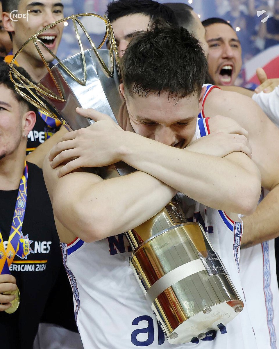 ¡Buen días Campeones! 👋🏻

¿Hermosa mañana verdad?😁

#MismoEscudoMismaPasión 
#ElClubGigante 🔵⚪🔴