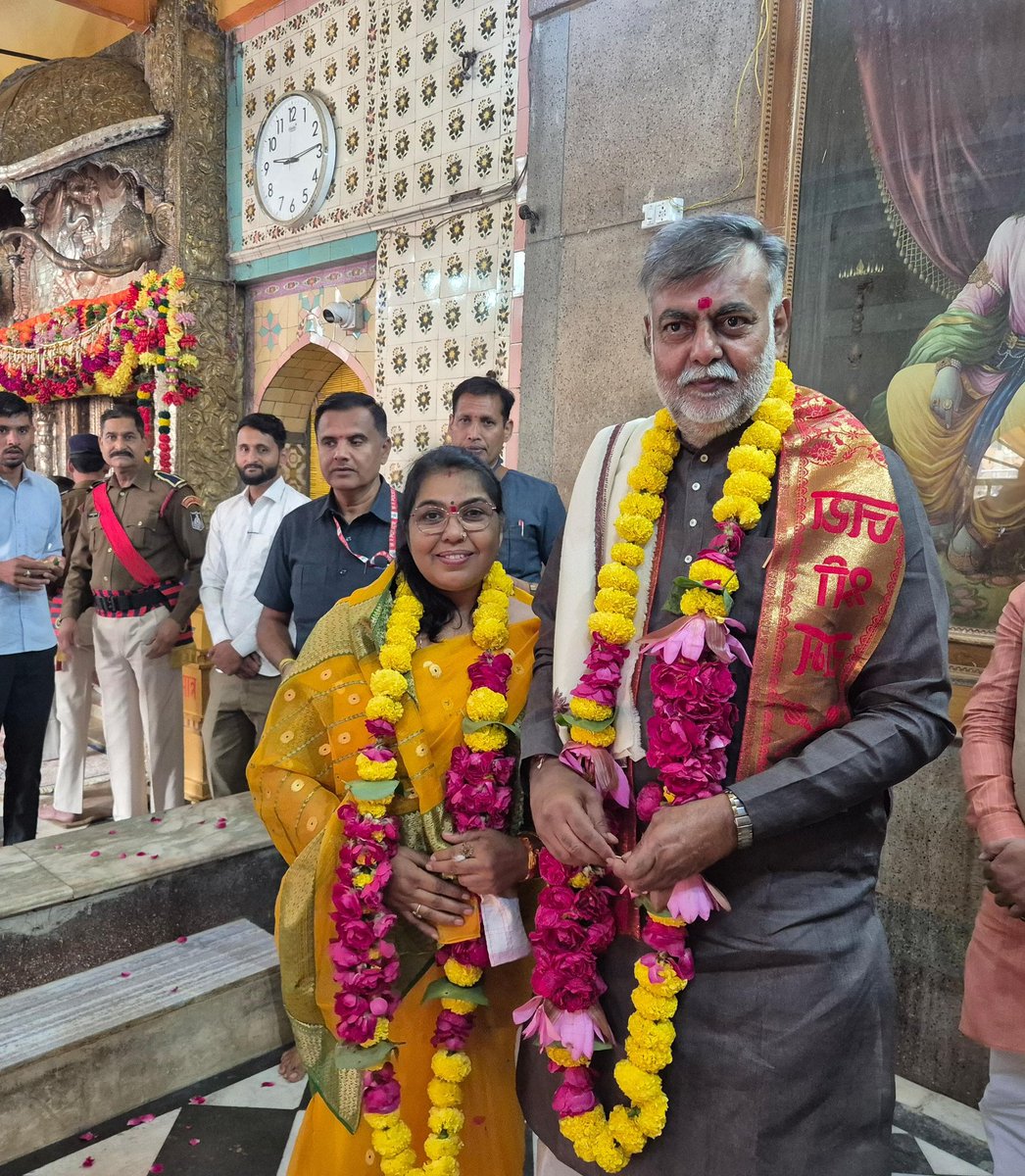 हमारे मार्गदर्शक आदरणीय ताऊ जी श्री प्रहलाद सिंह पटेल जी मंत्री (पंचायत एवं ग्रामीण विकास एवं श्रम विभाग मध्य प्रदेश शासन) एवं ताई जी श्रीमती पुष्पलता पटेल जी आपको वैवाहिक वर्षगाँठ की बहुत बहुत शुभकामनाएं बधाई | आपके ऊपर राम राजा सरकार की कृपा हमेशा बनी रहे <a href="/prahladspatel/">Prahlad Singh Patel ( वृक्ष से जल, जल से जीवन)</a>