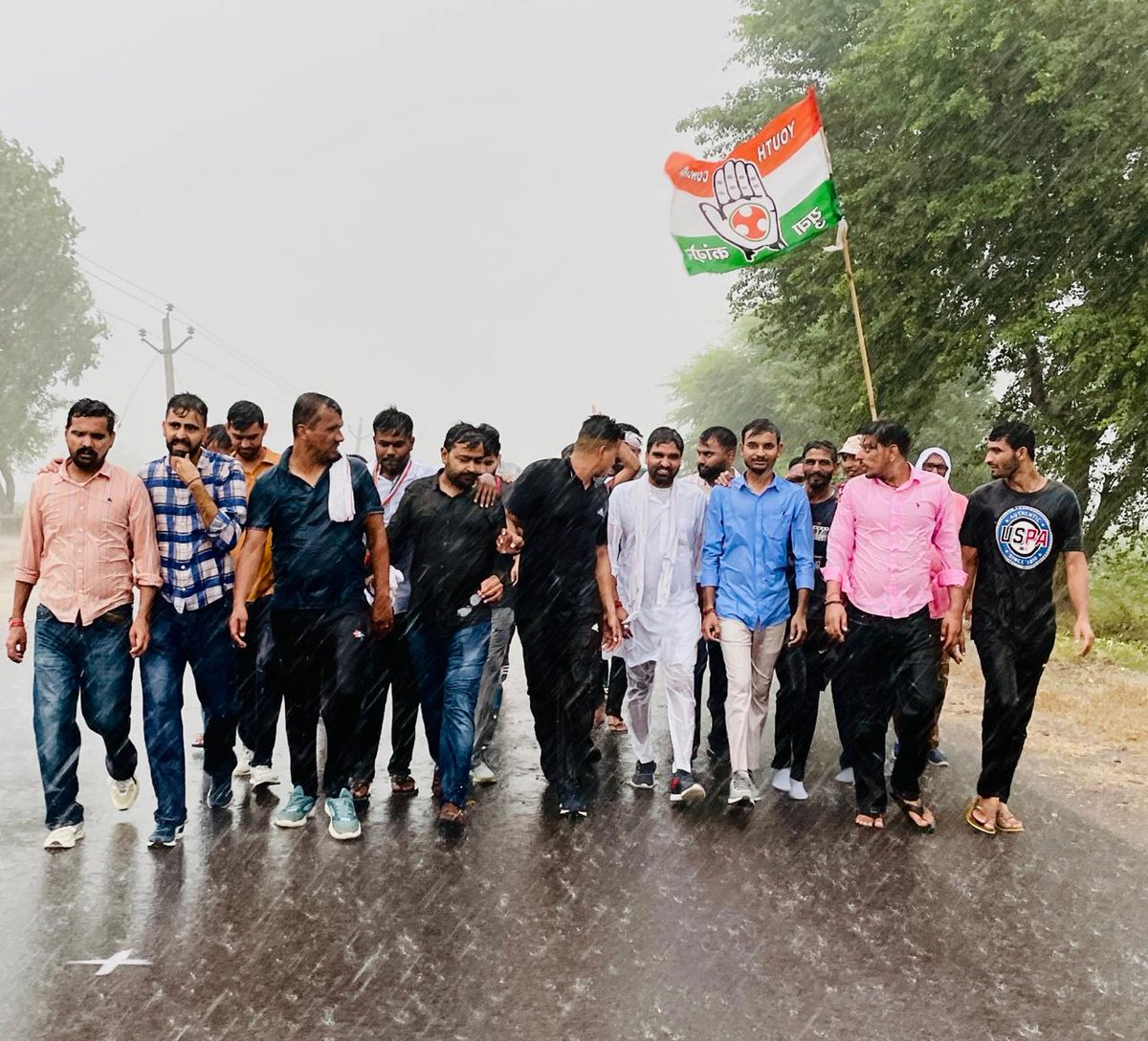 जोर जुल्म की टक्कर में संघर्ष हमारा नारा है 👇
इंडिया ट्रेंड हो चुका है

युवा शिक्षित व क्रांति कारी होगा तो कोई भी सत्ता दमनकारी नही होगी 💪
#WeStandWithAbhimanyuPoonia