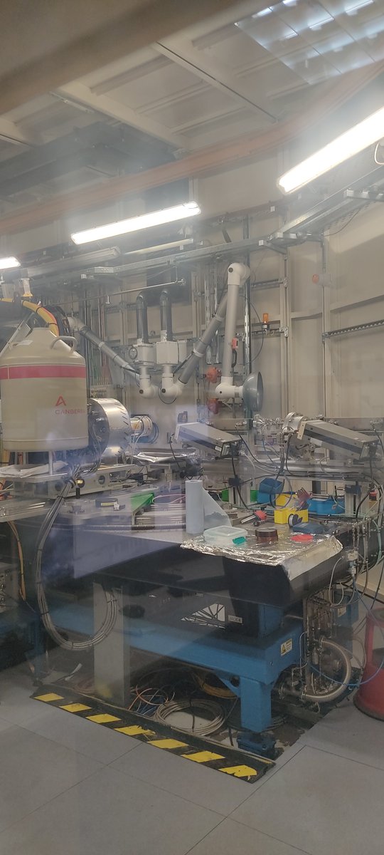 TCD_Chemistry's tweet image. We got some nice photos from the @tcddublin Baker group who just finished a few days of beamtime at I20 in @DiamondLightSou measuring RIXS on uranium compounds. Thanks to everyone at diamond for helping!