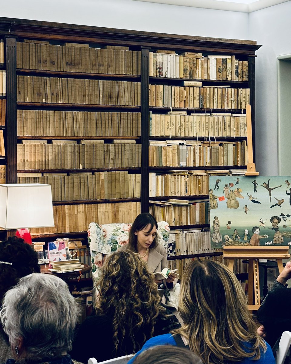FondBellonci's tweet photo. Si è tenuto a #CasaBellonci il secondo appuntamento del gruppo di lettura
#NoveTazzine, dedicato a «Ritratto in piedi» di Gianna Manzini e arricchito dalla partecipazione di Laura Imai Messina. https://t.co/Qw9fP047nQ