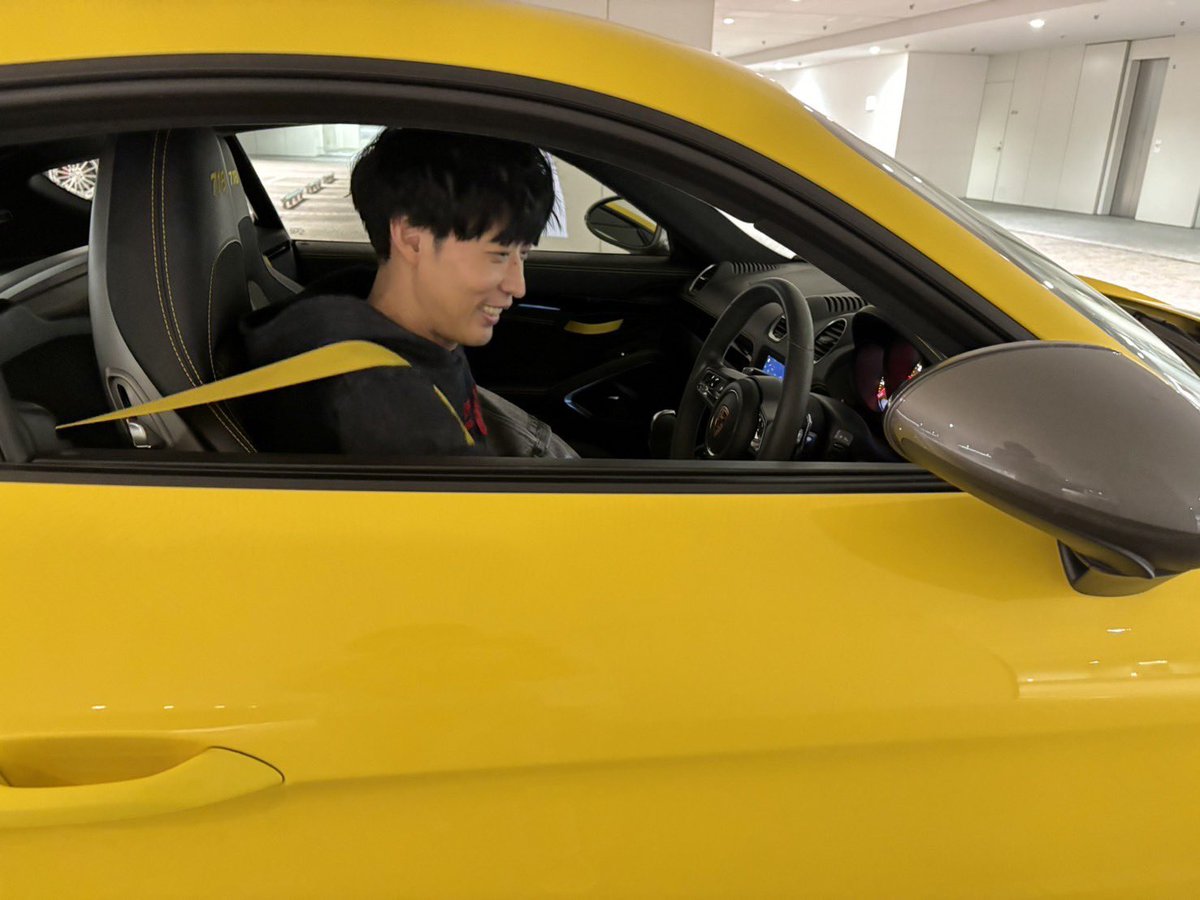 車検の代車がバッチバチ目立つポルシェでわろてる