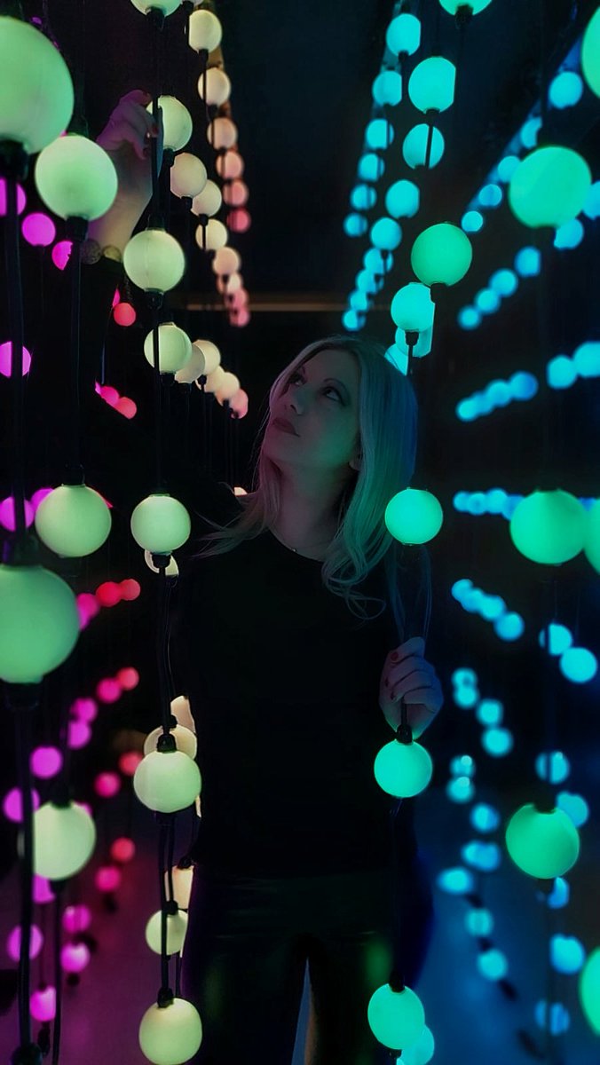 It's tiiiiiiiiiime!!! But you're fed up with Mariah, so why not check out "Making a Memory"? An upbeat, catchy Christmas song that will remind you that what matters most in life, you already have it.
#Christmas
#Christmassong
#christmasplaylist

open.spotify.com/album/0zhknZac…