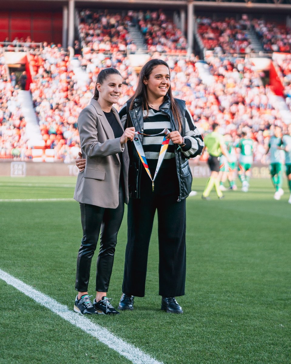 👏 Jessi Higueras y Paqui Campoy, jugadoras del <a href="/FemeninoUDA/">UD Almería Femenino</a>, fueron homenajeadas en el UD Almería Stadium tras lograr el triunfo con la <a href="/SEFutbolFem/">Selección Española Femenina de Fútbol</a> en el Torneo Intercontinental de Fútbol Playa 🏆  

¡Enhorabuena, campeonas! 🇪🇸