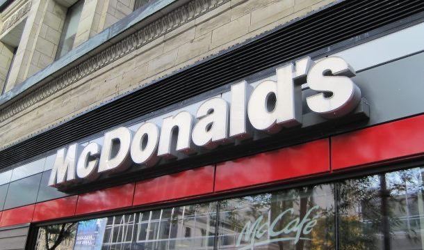 mindingottawa's tweet photo. Senate committee clears Bill #C252 to ban kids' food ads on TV, a @GovCanHealth proposal first promised by cabinet in 2015: "There's an increasingly urgent health concern." https://t.co/XG6qOc0DJz #cdnpoli @PatriciaLattan3 https://t.co/09TNpsRUON