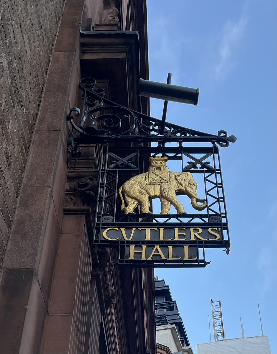 Iain_MacGregor1's tweet image. I stop and study this building every day I walk past it on the way to #Cheapside. The Cutlers’ Company is one of the most ancient livery companies in the City of London, having received its first Royal Charter from Henry V in 1416. @HistoryHit