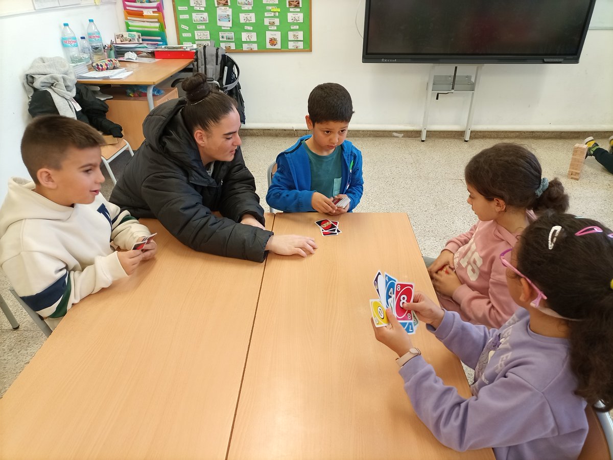 Esc_GCastella's tweet photo. La classe de 2n ha gaudit de dos matins jugant a jocs de taula amb les famílies. L'Ainhoa, la Tècnica d’Integració Social, ho ha organitzat i ha estat un èxit. Aprofitem per donar les gràcies, creiem que és important tenir aquestes trobades i gaudir plegats de bons moments! https://t.co/ARAQEmIW20