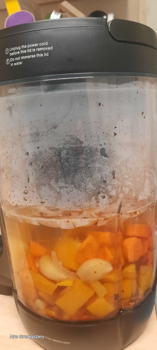 Mrs_E_L_G's tweet photo. Dinner tonight was butternut squash soup. Neither of us have had butternut squash before. It was lovely but next time I will use less chilli in itπ₯΅π #morphyrichardssoupmaker #soup #soupmaker #homecooking https://t.co/EKlCXDA8Sa