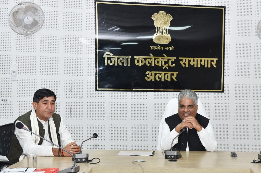 अलवर रेलवे स्टेशन के विकास की रिव्यू बैठक की अध्यक्षता करते आदरणीय केंद्रीय मंत्री एवं अलवर सांसद श्री भूपेंद्र यादव जी। 

#BhupenderYadav #Alwar #railwaystation
