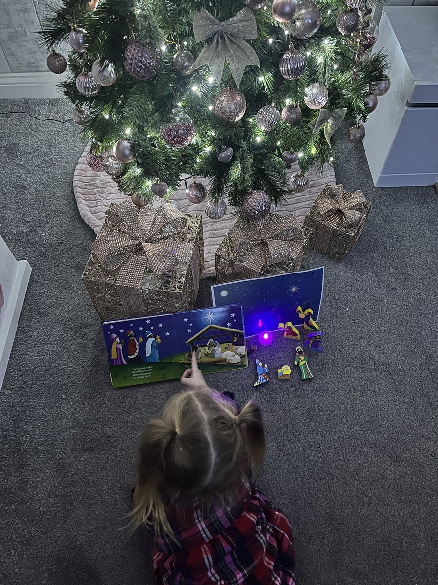 jade_smith17's tweet photo. @stannesrcp Ariana was very excited to be one of the first to bring home the Advent Bag from Nursery. She set out the nativity scene figures, shared the Nativity Story, decorated her star and said a prayer. ⭐️ 🙏 🎄🎁#advent#thetruemeaningofchristmas https://t.co/K3TPFnEuga