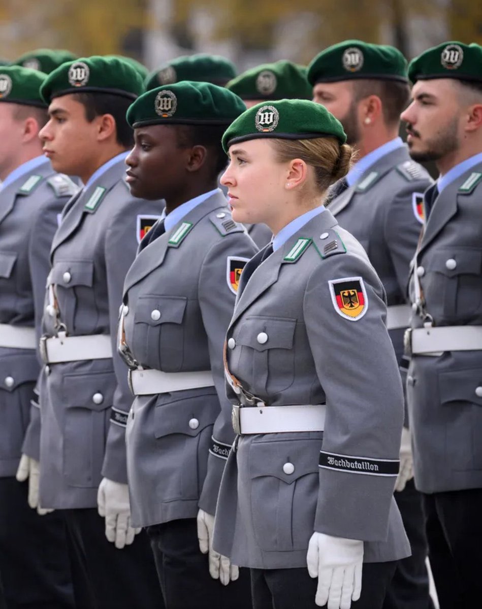 Kürzlich hat so ein Typ von der „AfD“ dieses Bild gepostet mit Soldatinnen und Soldaten der Bundeswehr. Er schrieb dazu: „Ich will ja niemandem zu nahe treten, aber glaubt tatsächlich irgendjemand, dass diese Truppe im Kriegsfall heldenmutig Deutschland verteidigt?“
 
Ein paar