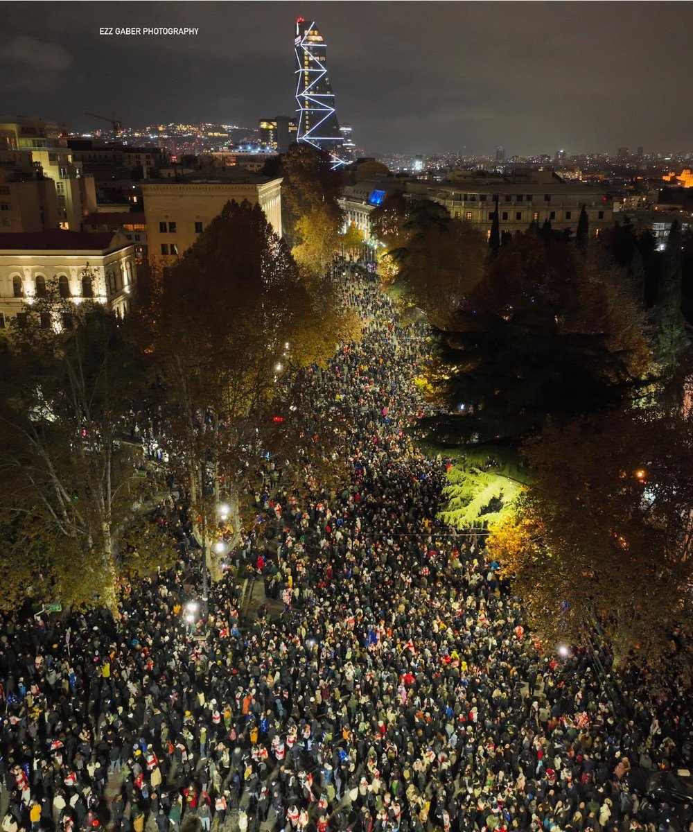 The current protest, outer end. This depicts the area after the Parliament building. It’s countless people again, and it’s not the weekend anymore. #GeorgiaProtests
📷 Ezz Gaber