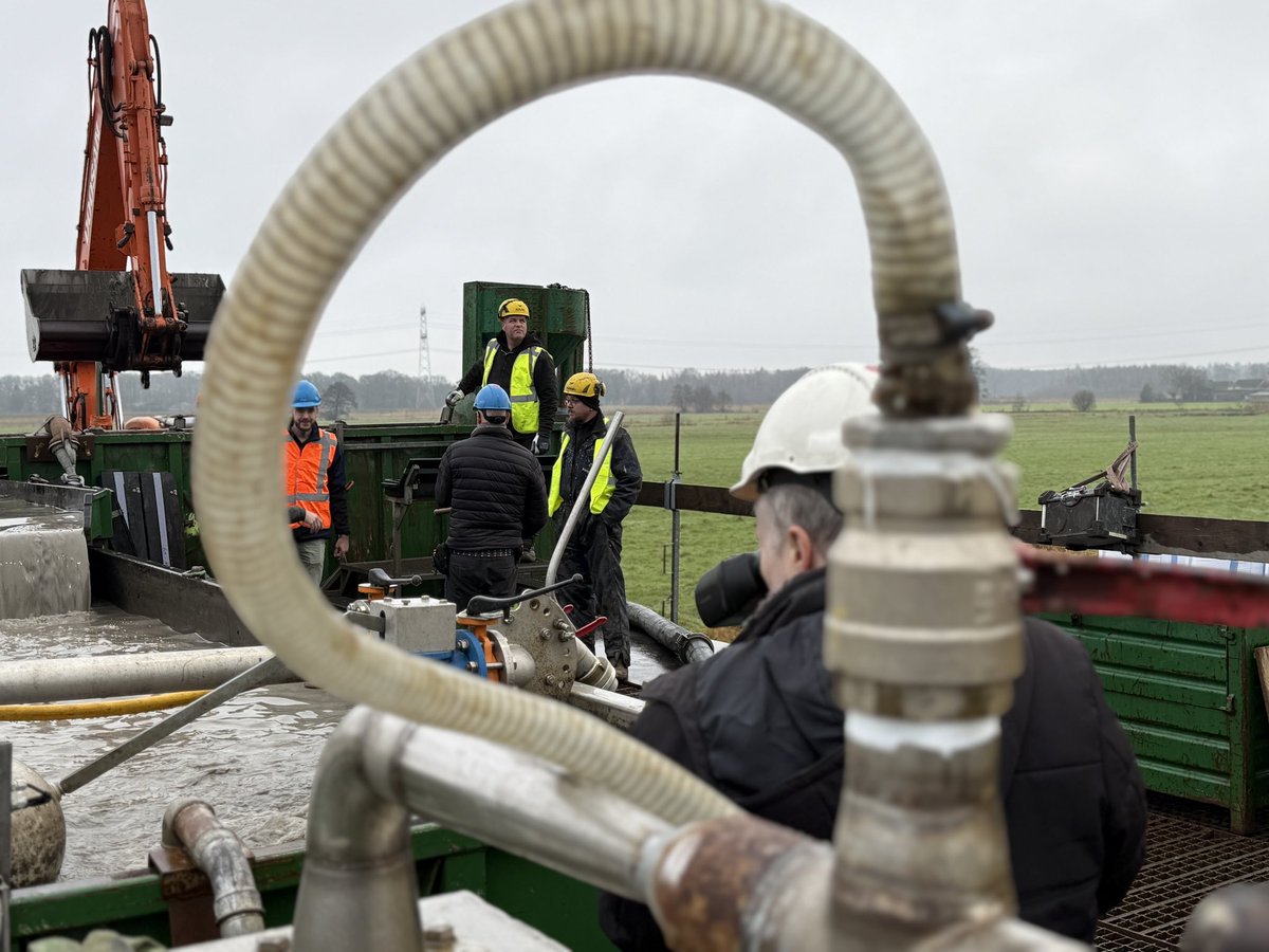 In Salland zoekt <a href="/Vitens/">Vitens</a> samen met o.a. de <a href="/ProvOverijssel/">Provincie Overijssel</a> naar een nieuwe bron voor drinkwater. Op 3 locaties worden proefboringen gedaan om de bodem in kaart te brengen. Vandaag was de regionale pers uitgenodigd bij zo’n proefboring in Heino. 

oost.nl/nieuws/3005863…