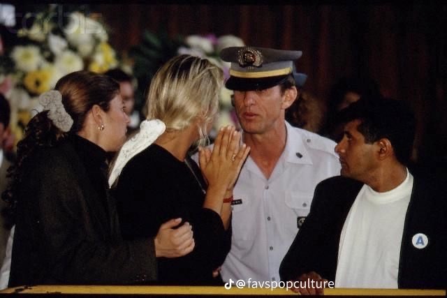 hablasuzzy's tweet photo. No velório do Senna, um policial tirando Adriane da primeira fileira, a mando da família. Enquanto Xuxa ficou na primeira fileira. https://t.co/nC9LdHeLpw