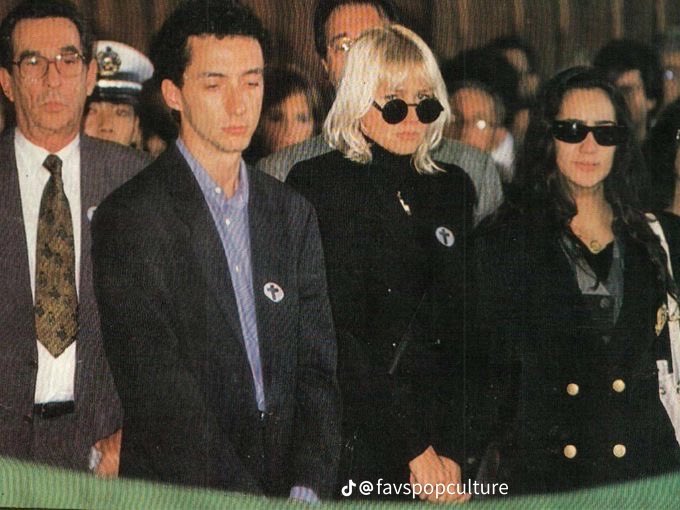 hablasuzzy's tweet photo. No velório do Senna, um policial tirando Adriane da primeira fileira, a mando da família. Enquanto Xuxa ficou na primeira fileira. https://t.co/nC9LdHeLpw