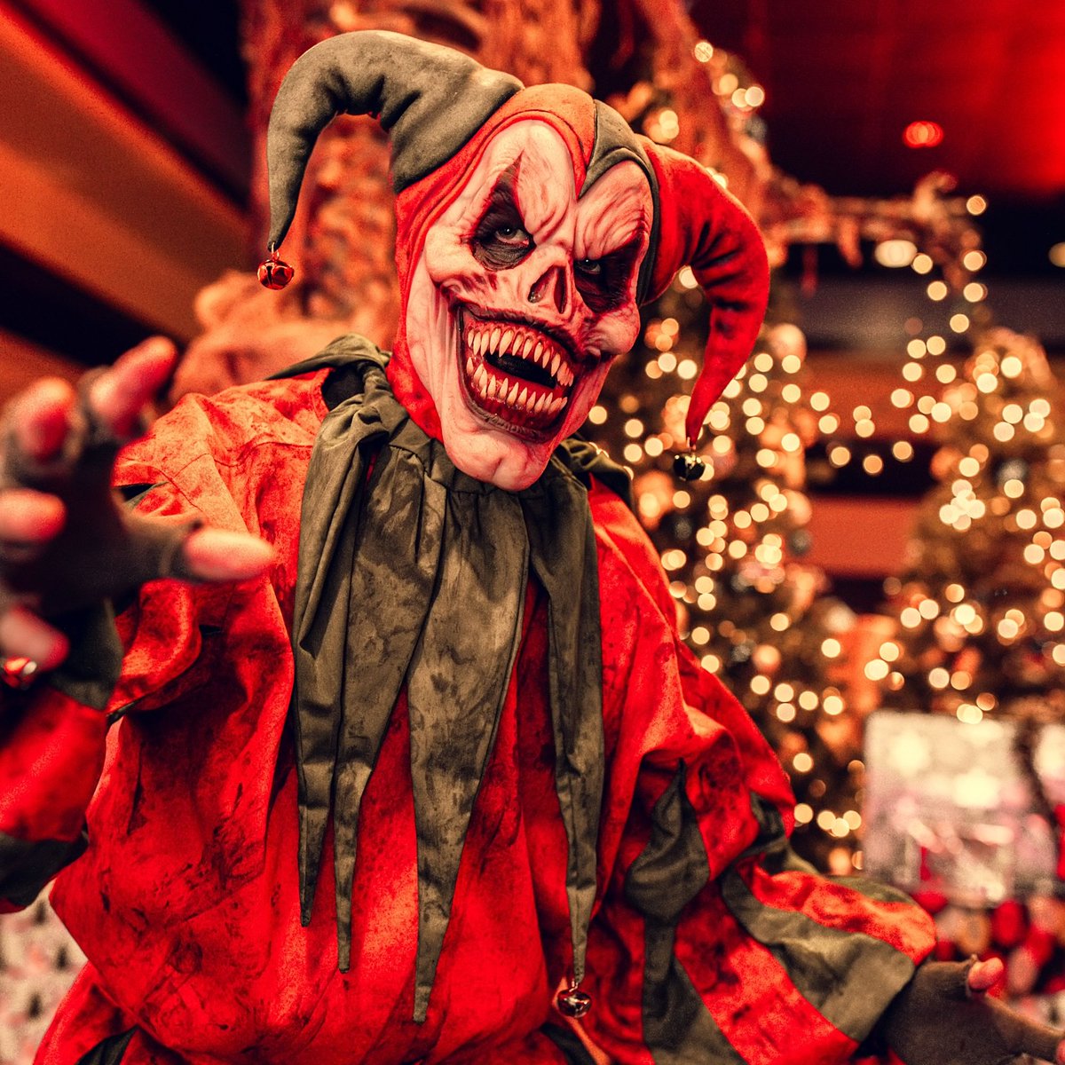 🎄🤡 This elf isn’t here to spread holiday cheer… he’s here to bring the fear! Dare to meet him at A Christmas Horror Story? 👹✨