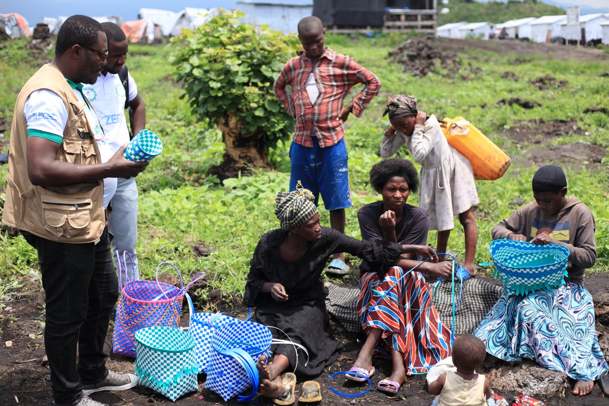 CENEAS_RDC's tweet photo. Ensemble Nous pouvons changer le Monde. remise officielle des espaces sûrs communautaires pour les femmes et filles  pour leurs activités de réinsertion socio-économique et récréatives.

Réalisée par CENEAS avec l'appui financier  #Fonds Humanitaires en #RDCongo
#InvestinHumanity https://t.co/N5na1Rg0qv