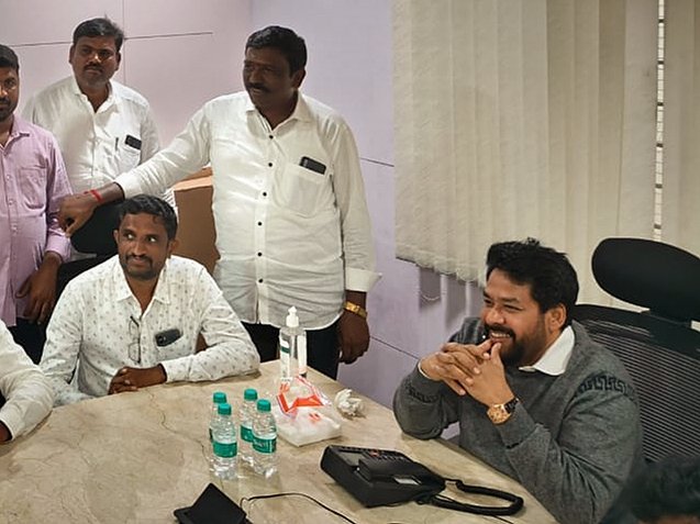 ಬಳ್ಳಾರಿ ಗ್ರಾಮಾಂತರ ಕ್ಷೇತ್ರದ ವ್ಯಾಪ್ತಿಯ ಸಿರಿವಾರ ಗ್ರಾಮ ಪಂಚಾಯತಿ ಅಧ್ಯಕ್ಷರಾದ ಶೇಖಲಿಂಗ ರವರು ಹಾಗೂ ಸಿರಿವಾರ, ಚಾಗನೂರು, ಅಮರಾಪುರ, ಕೊಳಗಲ್ಲು ಹಾಗೂ ಗ್ರಾಮದ ಹಾಲುಮತ ಸಮಾಜದ ಹಿರಿಯ ಮುಖಂಡರು ಹಾಗೂ ಕಾಂಗ್ರೆಸ್ ಪಕ್ಷದ ಕಾರ್ಯಕರ್ತರು ಭೇಟಿ ಮಾಡಿ ಗ್ರಾಮಗಳಲ್ಲಿ ಕೈಗೊಳ್ಳಬಹುದಾದ ಅಭಿವೃದ್ಧಿ ಕಾರ್ಯಗಳ ಬಗ್ಗೆ ಚರ್ಚೆ ನಡೆಸಲಾಯಿತು.