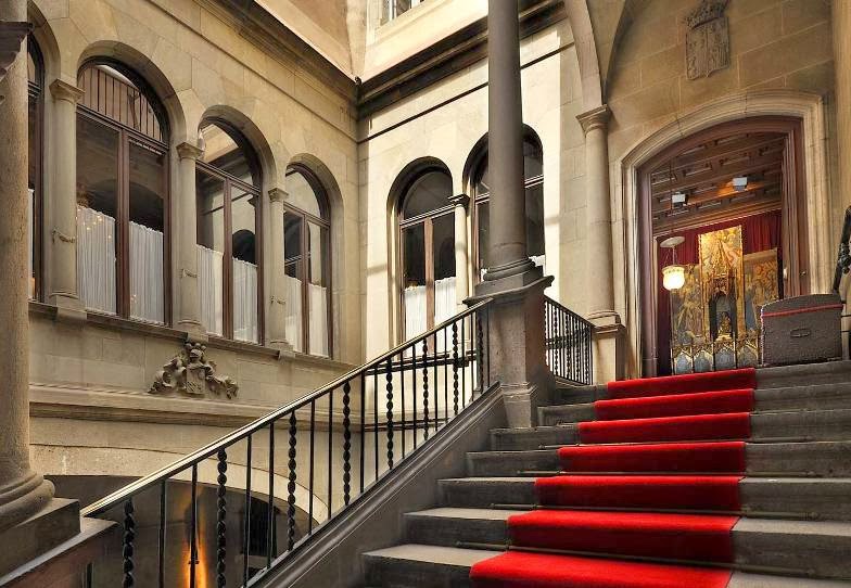 Joanot de Pau, el pintor del retablo que ha comprado <a href="/cultura_cat/">Cultura</a>, tiene una historia apasionante: él era mut a natura, mudo de nacimiento, y su mujer y una de sus hijas, prostitutas. Lo conté en 2017, gracias a <a href="/velasc_alberto/">Albert Velasco</a>, tras descubrir que la obra estaba en el Palau Moxó.