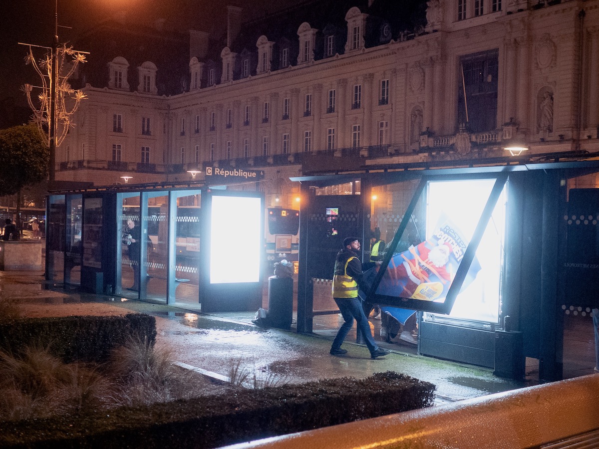 🔥 ZAP GAMES 2024🔥 Fête de l'antiub - 500 publicités neutralisées à Rennes !

Le groupe local d' <a href="/Alternatiba_/">Alternatiba</a>  a répondu à notre appel à mobilisation de façon massive !!! 

500 pub du centre-ville ainsi que d’autres zones stratégiques de la ville ont été zappées !