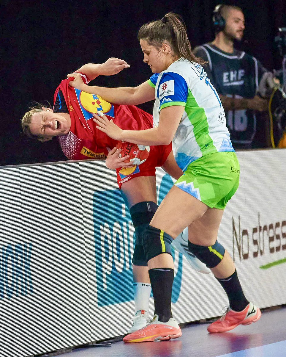 stregspiller's tweet photo. Tight match at @EHFEURO 2024 between @rzs_si and @HandballAustria after30 minutes - lots at stake. #SLOAUT 13:13
#handball #catchthespirit https://t.co/uF5YBil5Ir