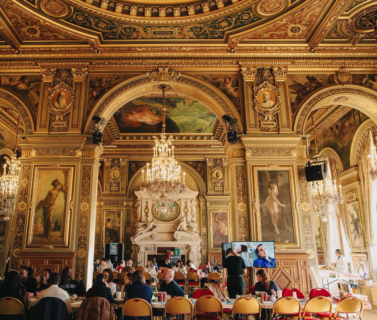 A l'Hôtel de ville de <a href="/Paris/">Paris</a>, nous avons battu le record de la plus grande collecte de dons de sang d’Europe : 4034 candidats sur 4 jours! L'<a href="/EFS_dondesang/">Établissement français du sang</a> IDF est fier de cet élan de solidarité.
Merci à nos partenaires, aux équipes, <a href="/Arkunir/">Arkunir</a> <a href="/FaresBichard/">Bichard</a> et aux donneurs.