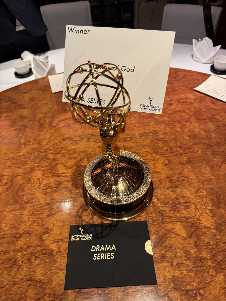 agitadashi's tweet image. 国際エミー賞のトロフィーです！
#山P も持ったはず！
僕も持ちました！
#神の雫 #dropsofgod