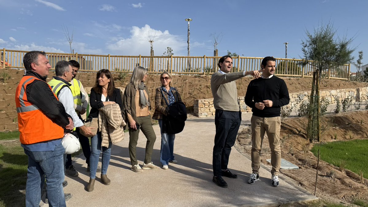 A finales de este año abrirá sus puertas el parque inundable de Torreta Florida, convertido en un nuevo espacio verde y de esparcimiento. Además, la próxima semana, se instalará toda la zona de skate park, la de outdoor fitness o calistenia, los bancos y las 2 mesas de Ping-Pong.