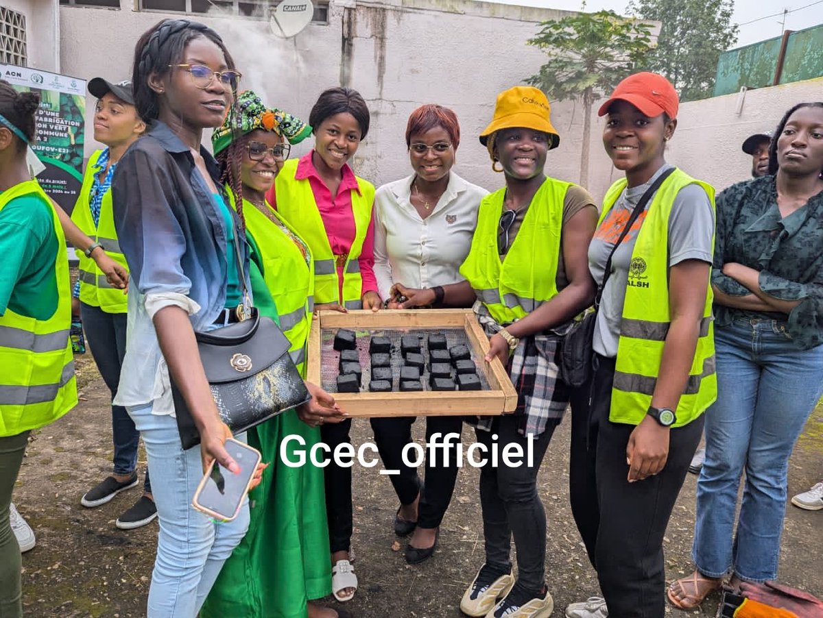 🌿💚 Résultats Éblouissants du Biocharbon ! 💚🌿

Les participantes à  la formation ont produit un biochar et du charbon vert de hautes qualités. 

🌏✨ #Biochar #CharbonVert  #AgricultureDurable #Écologie #TransitionEnergetique #TransitionEcologique